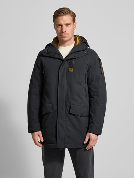 Mannenmodel draagt Parka met Label-Detail van PME Legend in regular fit met capuchon, zakken en labeldetail, voorkant volledige lichaamsweergave.