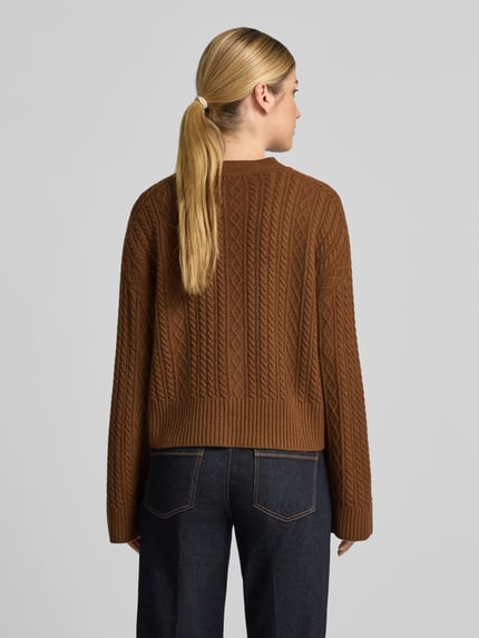 Modelka nosi Strickpullover aus Lanawolle mit Zopfmuster od windsor., brązowy, gruby splot, krój relaxed fit, widok całej sylwetki od tyłu