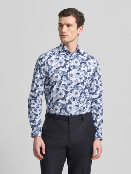 Männermodel trägt Slim Fit Business-Hemd mit Kentkragen und floralem Muster von OLYMP Level Five, Weiß-Blau, Nahaufnahme Oberkörper. Reine Baumwolle, schmale Passform, florales Design, Kentkragen, Rückenlänge 73 cm, Schulterbreite 42 cm, Ärmellänge 67 cm.