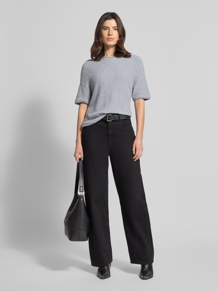 Vrouwenmodel draagt Boxy Fit Pullover uit katoenmix-badstof van Marc O'Polo, look: effen, boxy fit, ronde hals, korte mouw, rolzoom. Ganzlichaanszicht van voren.