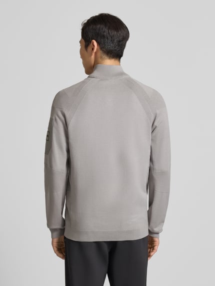Männermodel trägt Regular Fit Sweatjacke aus Viskose-Mix Modell 'TOUR HY' von BOSS Green, Optik: Unifarben, Ganzkörperansicht Rückansicht.