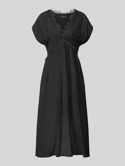 Produktfoto, schwarzes Midikleid mit V-Ausschnitt und Spitze Modell 'MOLLY' von Copenhagen Muse, Lyocell-Mix, taillierter Schnitt, Kappärmel