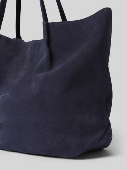 Produktfoto, Tote Bag aus echtem Rindsleder Modell 'Bella' von MANGO in dunkelblau mit feiner, matter Textur, dezente Nähte sichtbar, rechteckige Form, schmale Schulterriemen, Größe 47x31x13 cm, Magnetverschluss, Länge Schulterriemen 60 cm.