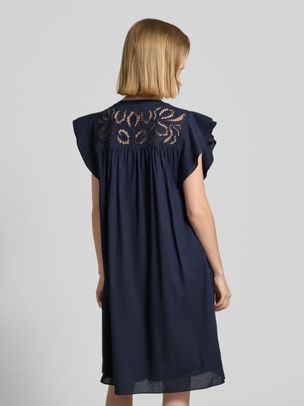 Frauenmodel trägt Relaxed Fit Minikleid mit Loch-Stickerei von ROBE LÉGÈRE in Dunkelblau, Reine Baumwolle, Kappärmel, Ganzkörperansicht Rückansicht.