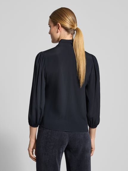 Männermodel trägt Relaxed Fit Bluse mit Seiden-Anteil von Luisa Cerano, Mieszanka acetatu i jedwabiu, ozdobna kokarda, elastyczne zakończenia rękawów, rękaw o dł. 3/4, długość tyłu w rozmiarze 36: 62 cm, długość rękawów w rozmiarze 36: 50 cm, widok całej sylwetki od tyłu.