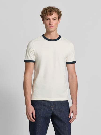 Männermodel trägt Regular Fit T-Shirt aus reiner Baumwolle von MCNEAL mit kontrastivem Rundhalsausschnitt, Ganzkörperansicht von vorne.