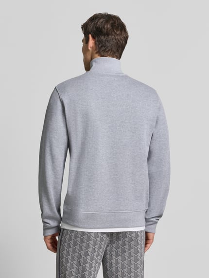 Männermodel trägt Regular Fit Troyer aus reiner Baumwolle von Lacoste in Hellgrau mit glatter Textur, Ganzkörperansicht Rückansicht. Herren Troyer von Lacoste.