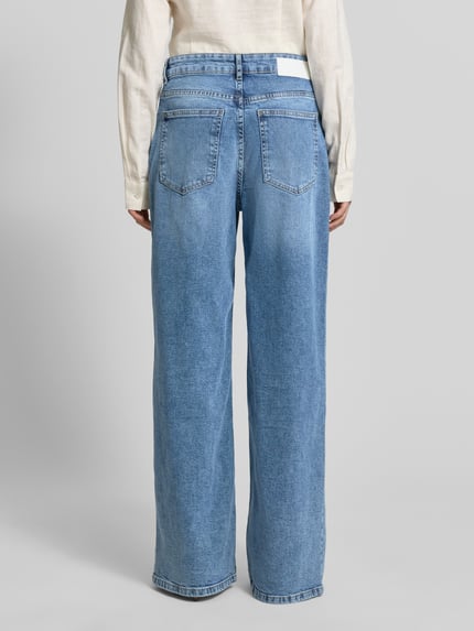 Männermodel trägt Wide Leg Jeans mit Eingrifftaschen Modell 'Miva coastal' von OPUS, mieszanka bawełny i elastanu, długość wewnętrzna nogawki 78 cm, szerokość w rozmiarze 36/32: 39 cm, jasnoniebieski, tkanina gładka, widoczne szwy, ganzkörperansicht rückansicht.