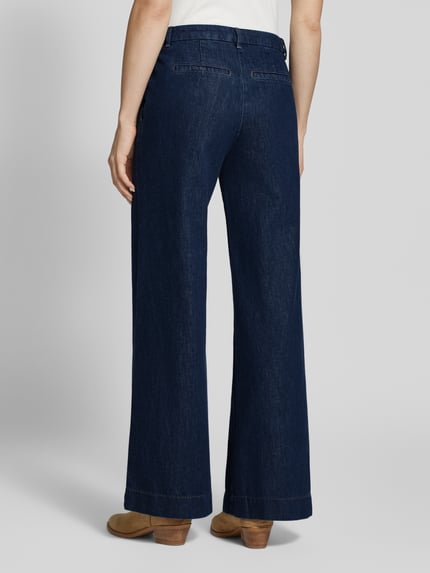 Frauenmodel trägt Wide Leg Jeans mit Lyocell-Anteil von LUISA CERANO, dunkelblaue Farbe, Ziernähte, Hakenverschluss, Baumwoll-Lyocell-Mix, Ganzkörperansicht Rückansicht.