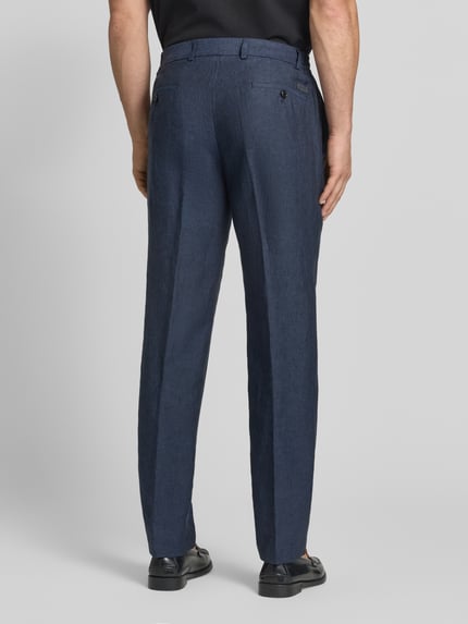 Mężczyzna prezentuje Slim Fit Leinenhose mit Tunnelzug Modell 'Sake' von JOOP! Collection, ciemnoniebieski len, tylne kieszenie, krój slim fit, Szerokość w rozmiarze 50: 33 cm, długość nogawki wewnętrznej 81 cm, Ganzkörperansicht Rückansicht.