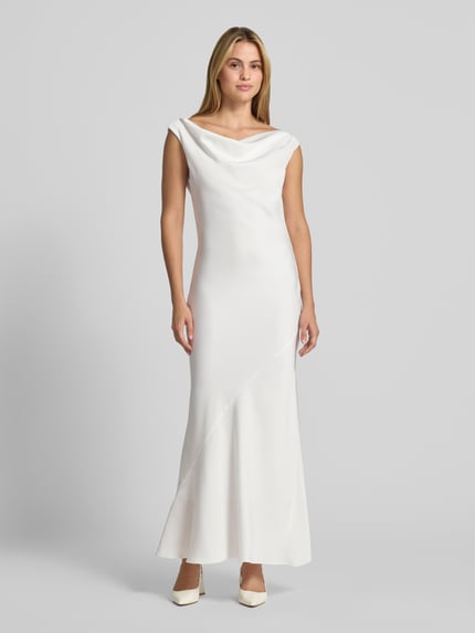 Frauenmodel trägt Brautkleid in körpernaher Passform von SWING aus weißem Satin, ärmellos, maxilang, Ganzkörperansicht von vorne.
