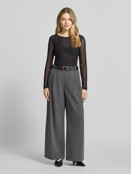 Modelka nosi Longsleeve aus Mesh mit Rundhalsausschnitt von Christian Berg Woman Selection, czarny mesh, krój slim fit, wzór allover, długość tyłu w rozmiarze S: 56 cm, widok całej sylwetki od przodu.