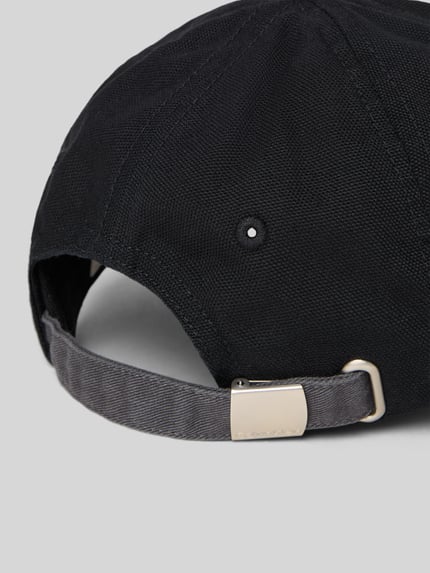 Produktfoto, Base Cap mit Logo-Stitching von CK Calvin Klein aus reiner Baumwolle mit Strapback und curved Visor in Schwarz, Detailaufnahme.
