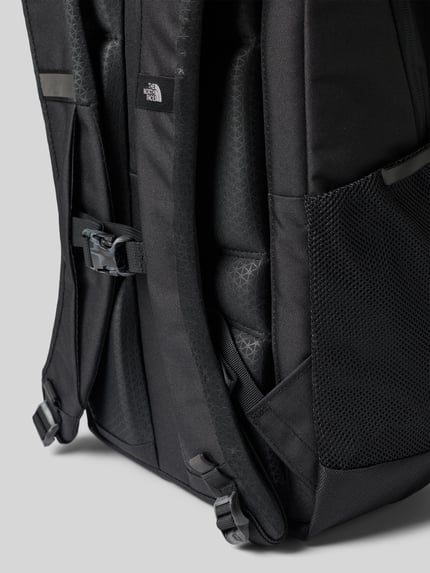 Produktfoto, Schulrucksack mit FlexVent™ Tragesystem von The North Face in Schwarz mit Netzstoff, gepolsterter Rückenwand und Logo-Print, wasserabweisend, Hauptfach mit Reißverschluss, doppelte Griffe, seitliches Detail, Produktkontext: Unisex, Platz für 15-Zoll-Notebook, flexible Schultergurte, Maße 48x36x16 cm, Länge Schulterriemen 70 cm.
