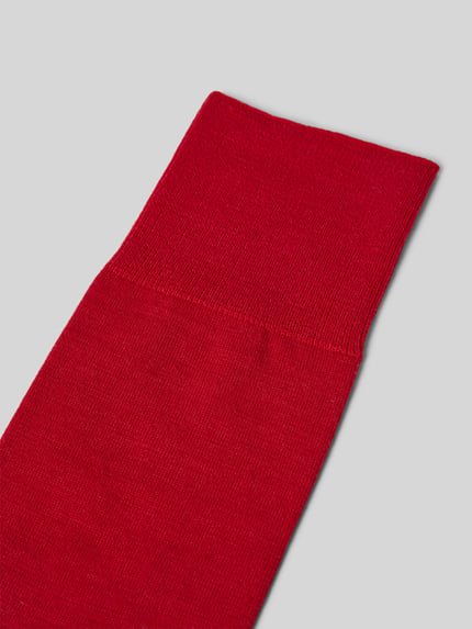 Produktfoto, Socken aus Schurwollmischung Modell 'Airport Sock' von FALKE in kräftigem Rot, feine Textur, breite Komfortbündchen, klimaregulierend, Merinowollmischung mit Baumwoll- und Stretch-Anteil, verstärkte Belastungszonen.