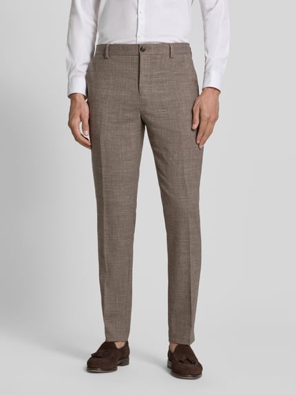 Männermodel trägt Slim Fit Anzughose mit Woll-Anteil Modell 'SLIM-OASIS' von SELECTED HOMME in melierter Twill-Optik, Ganzkörperansicht von vorne.