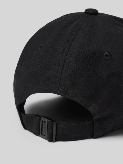 Produktfoto, schwarze Cap aus reiner Baumwolle 'JAKE-RS' von HUGO für Herren, sichtbare Struktur, matte Schnalle, naher Hintergrund.