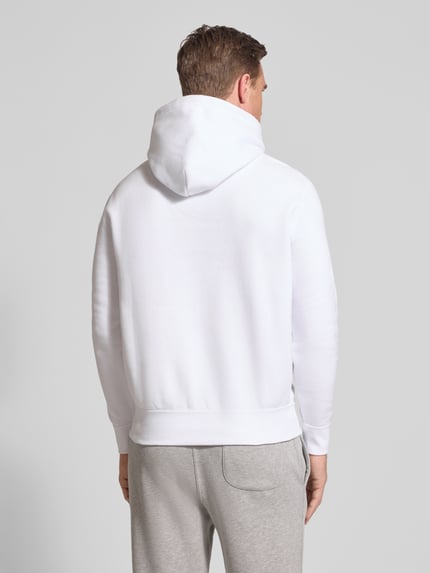 Männermodel trägt Regular Fit Hoodie aus katoenmix van Polo Ralph Lauren in effen wit met kangoeroezak en logodetail, sweatstof. Ganzkörperansicht Rückansicht.