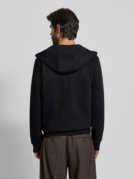 Männermodel trägt Regular Fit Sweatjacke aus Baumwoll-Mix Modell 'C-SPENCE 01' von BOSS, Optik: Unifarben, Ganzkörperansicht Rückansicht.