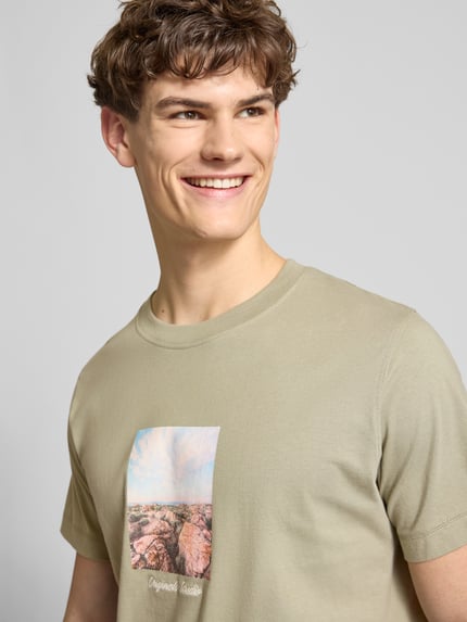 Männermodel trägt T-Shirt mit Rundhalsausschnitt Modell 'JORNORREBRO' von Jack & Jones aus reiner Baumwolle, Nahaufnahme Oberkörper.