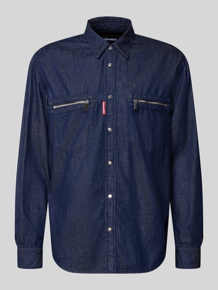 Produktfoto, Regular Fit Jeanshemd aus reiner Baumwolle von Dsquared2, dunkelblaue Jeansoptik, zwei Brusttaschen mit Reißverschluss, Kentkragen, durchgehende Druckknopfleiste, glatte Textur, Herrenkonfektion Ready to Wear