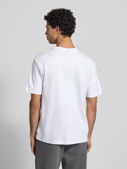 Männermodel trägt Regular Fit T-Shirt mit Logo-Print Modell 'True' von G-Star Raw, Herren T-Shirt, weiß, Rückenlänge 66 cm, Ganzkörperansicht Rückansicht.
