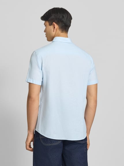 Männermodel trägt Regular Fit Freizeithemd aus Baumwoll-Leinen-Mix von Jack & Jones in Hellblau, Modell BREEZE, Ganzkörperansicht Rückansicht.