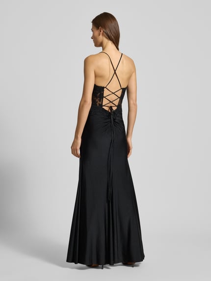 Frauenmodel trägt Semitransparentes Abendkleid mit Spitzenbesatz von Hey Kyla, Satin, figurbetonter Schnitt, Maxikleid, Corsagenkleid, Spaghettiträger, Rückenlänge bei Größe 36: 127 cm, Brustweite: 30 cm, Farbe Schwarz, semitransparente Optik, Rückansicht, Ganzkörperansicht Rückansicht.