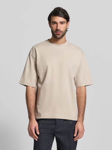 Männermodel trägt Relaxed Fit T-Shirt aus reiner Baumwolle von JAKE*S STUDIO MEN, beige, Rundhalsausschnitt, Halbarm, Ganzkörperansicht von vorne.