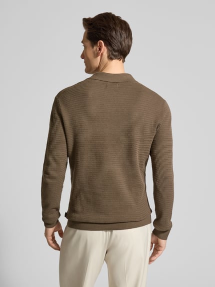 Männermodel trägt Regular Fit Poloshirt in Strick-Optik Modell 'Riley' von Jack & Jones Premium, brązowy kolor, krój regular fit, polokragen, długi rękaw, czysta bawełna, pleciona faktura, długość tyłu w rozmiarze M: 56 cm, Ganzkörperansicht Rückansicht.