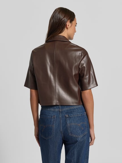 Frauenmodel trägt Cropped Hemdbluse in Leder-Optik von Christian Berg Woman Selection in Dunkelbraun, strukturierte glatte Oberfläche, Kurzarm, Rückenansicht, Ganzkörperansicht Rückansicht.