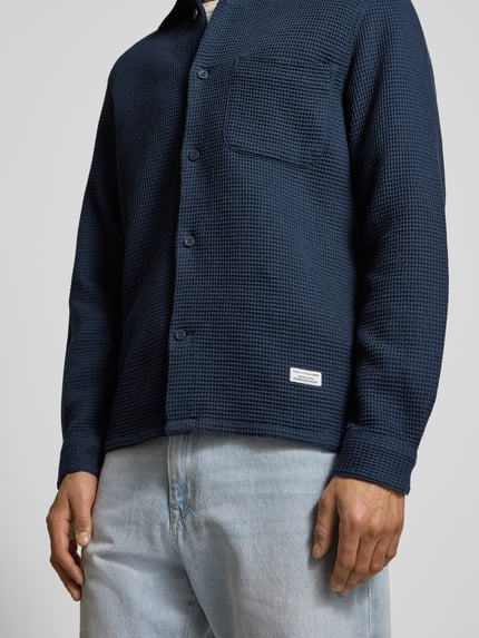 Männermodel draagt Regular Fit Vrijetijdsoverhemd uit puur katoen van Marc O'Polo Denim, effen wafelpatroon, piqué, borstzak, nahaufnahme bovenlichaam.