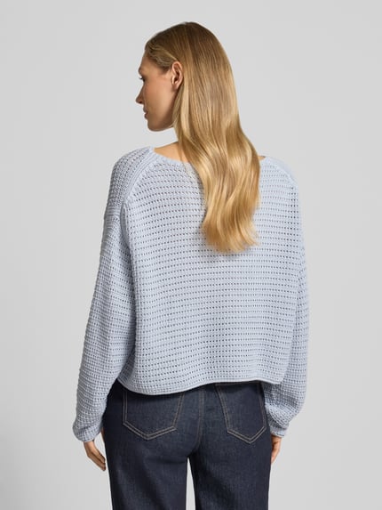 Modelka nosi niebieski Pullover mit überschnittenen Schultern Modell 'IMENIA' od Drykorn, bawełna, luźny krój, ażurowa struktura, widok od tyłu