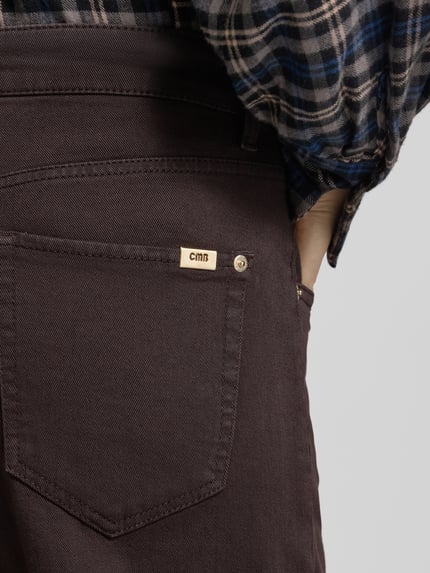 Frauenmodel trägt Barrel Jeans aus Baumwoll-Mix Modell 'ELIN' von CAMBIO in dunklem Braun, Detailaufnahme, Damen Barrel Jeans von CAMBIO.
