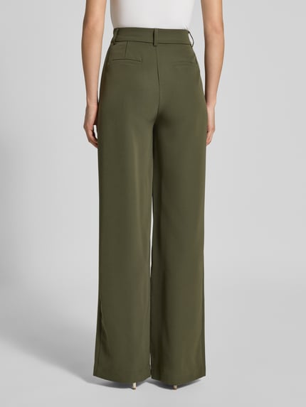 Frauenmodel trägt Wide Fit Stoffhose mit Gesäßtaschen Modell 'Jana' von Guido Maria Kretschmer, Elastischer-Material-Mix, olivegrün, Ganzkörperansicht Rückansicht. Damen Stoffhose, Haken- und Reißverschluss, Bundweite 38 cm, Innenbeinlänge 85 cm, glatte Struktur.