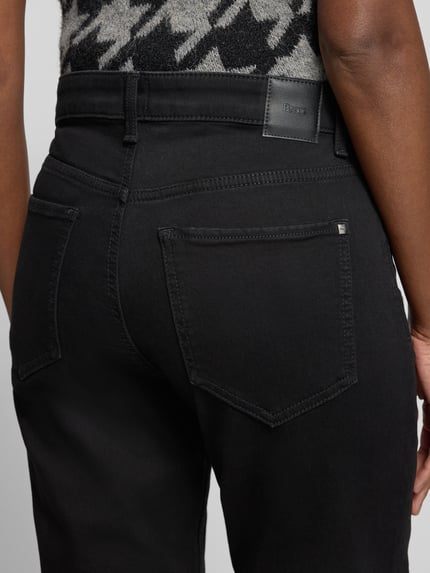 Frauenmodel trägt Regular Fit Straight Fit Jeans mit Dark Wash von BRAX, unifarben, Denim, 5-Pocket-Design, Detailaufnahme Rückansicht.