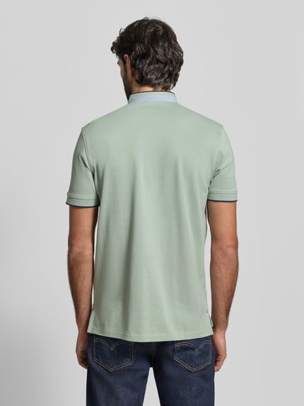 Männermodel trägt Regular Fit Poloshirt aus reiner Baumwolle mit Stehkragen von Christian Berg Men, hellgrün, Rückenansicht, Ganzkörperansicht Rückansicht.