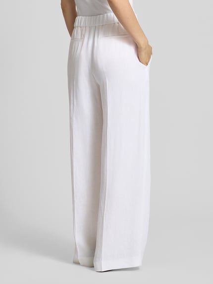Kobiece modelka nosi Relaxed Fit Hose aus Leinen-Mix Modell 'TIANA11' od BOSS, białe, gładkie, elastyczny pas, kieszenie z przodu i z tyłu, mieszanka lnu i wiskozy, tylna widok całej sylwetki.