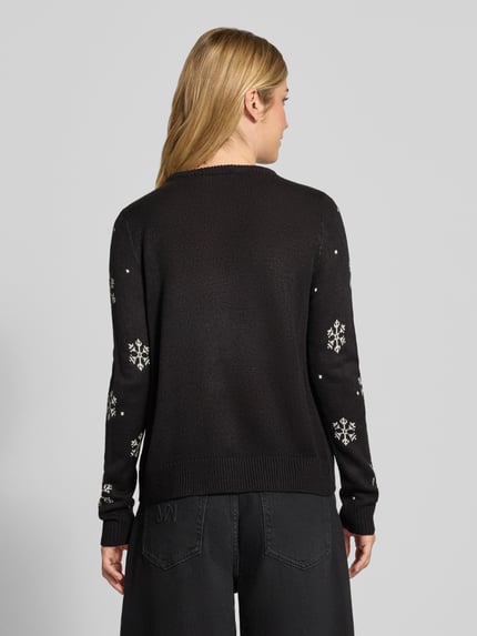 Frauenmodel trägt Pullover mit flauschigem Schneemann-Motiv von VERO MODA, mehrfarbig, Strickoptik, Motiv-Print, Ganzkörperansicht Rückansicht.