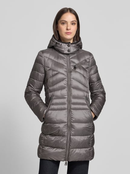 Vrouwenmodel draagt Regular Fit gewatteerd jack met capuchon van Gil Bret in glanzend grijs, Dames Steppjacke von Gil Bret, geheelbeeld voorkant.