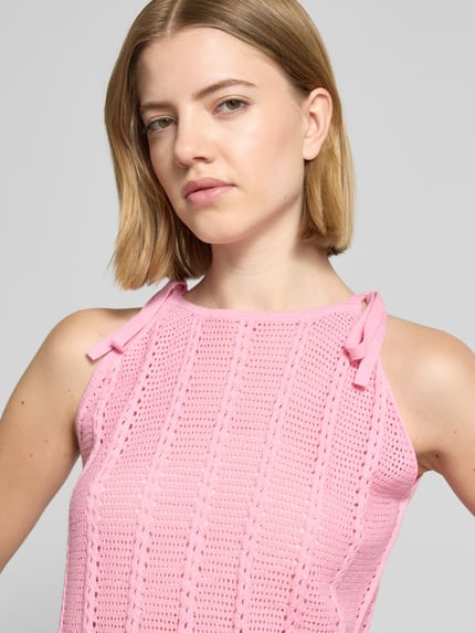 Vrouwenmodel draagt Relaxed Fit Trägertop aus katoenmix model 'LUX LIGHT' van Vero Moda, effen kleuren, ajourpatroon, ronde hals, model met bandjes, rompzoom geribd, knitwear, materiaalverwerking: katoenmix, detailopname bovenlichaam.