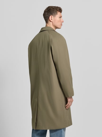 Männermodel trägt Mantel mit Kentkragen van MCNEAL in olijfgroen, losse pasvorm, zijzakken, ruglengte 103 cm, Ganzkörperansicht Rückansicht.