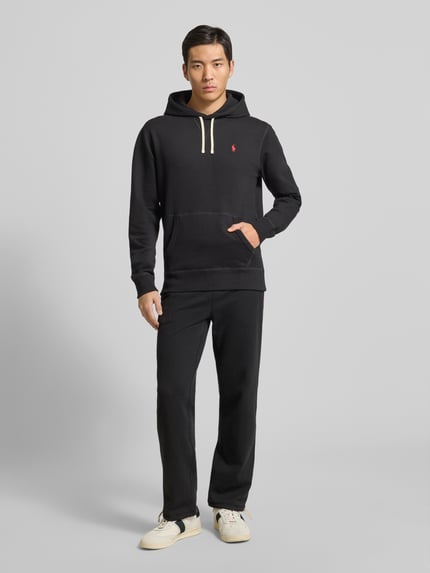 Mannenmodel draagt Hoodie met Label-Stitching van Polo Ralph Lauren, katoenmix, los model, capuchon, tunnelkoord, kangoeroezak, ribboorden, volledig lichaamsaanzicht van voren.
