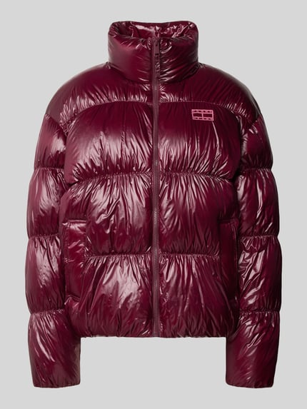 Produktfoto, Regular Fit Steppjacke mit Label Stitching von Tommy Jeans, unifarbene glänzende Oberfläche, elastische Abschlüsse, Farbe Bordeaux