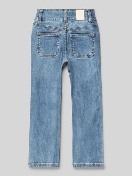 Produktfoto, Jeans mit Eingrifftaschen von Mayoral, blaue Kinderhose aus Baumwoll-Elasthan-Mix, regular fit, sichtbare Gesäßtaschen, strukturierte Denim-Textur.