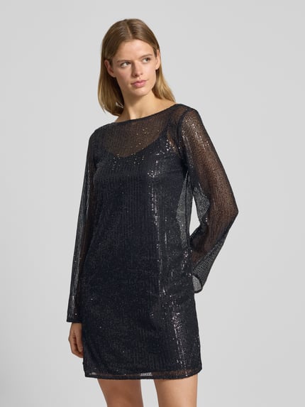 Frauenmodel trägt Fließendes Cocktailkleid mit Paillettenbesatz Modell 'JACK' von Pieces in schimmernder, semitransparenter Optik, Mini-Länge, U-Boot-Ausschnitt, Langarm, gerader Saum, Passform: fließend; Ganzkörperansicht von vorne.