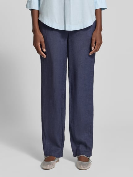 Frauenmodel trägt Straight Fit Leinenhose mit elastischem Bund von Fynch-Hatton in Dunkelblau, feine Struktur, mit Paspeltaschen am Gesäß, reines Leinen, Bundweite 38 cm, Innenbeinlänge 79 cm, Ganzkörperansicht von vorne.