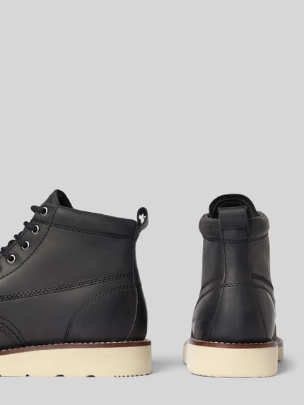 Produktfoto, schwarze Herren Boots aus Rindsleder Modell 'TORONTO' von Jack & Jones mit Schnürung, abgerundete Spitze, profilierte Sohle, Label-Detail, Absatzhöhe 3 cm, Schafthöhe 12 cm, Schaftweite 7 cm, Kontrastsohle, matte Textur auf hellem Hintergrund