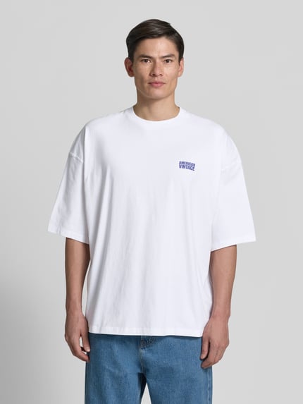 Männermodel trägt T-Shirt mit Logo-Print Modell 'GIXY' von American Vintage aus Reine Baumwolle, Loose-Fit, Rundhalsausschnitt, Ganzkörperansicht von vorne.