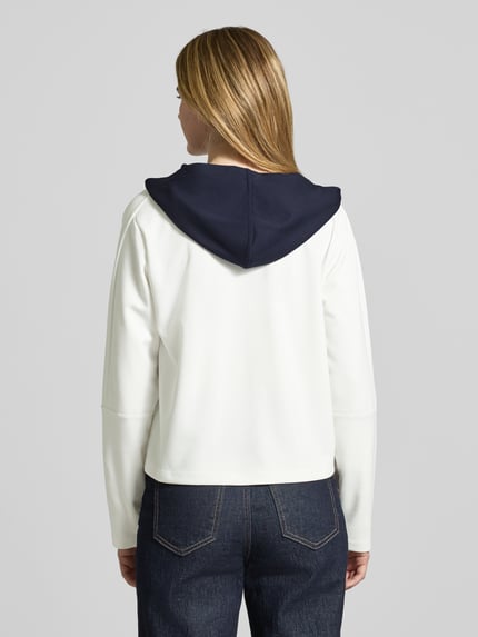 Vrouwenmodel draagt Relaxed Fit Sweatshirt met viscose-aandeel van monari, elastische mix, capuchon, lange mouwen, rugaanzicht.